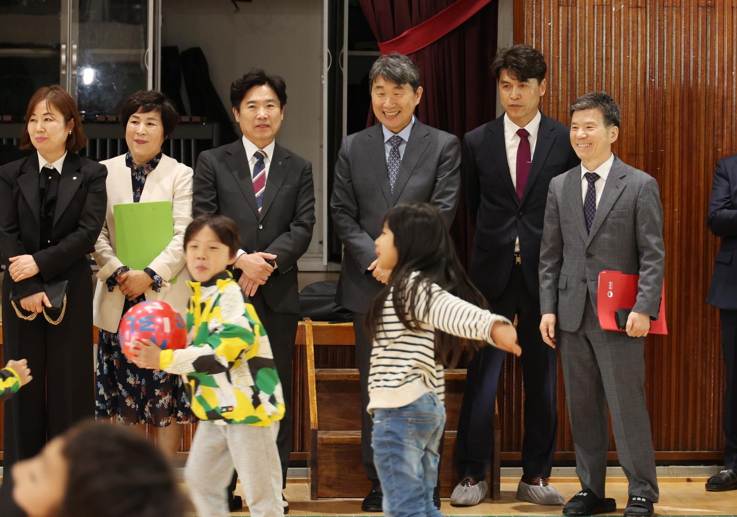 230501_Deputy PM observes school sports and arts activities(7)