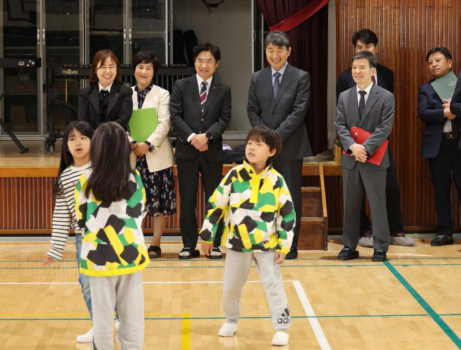 230501_Deputy PM observes school sports and arts activities(8)