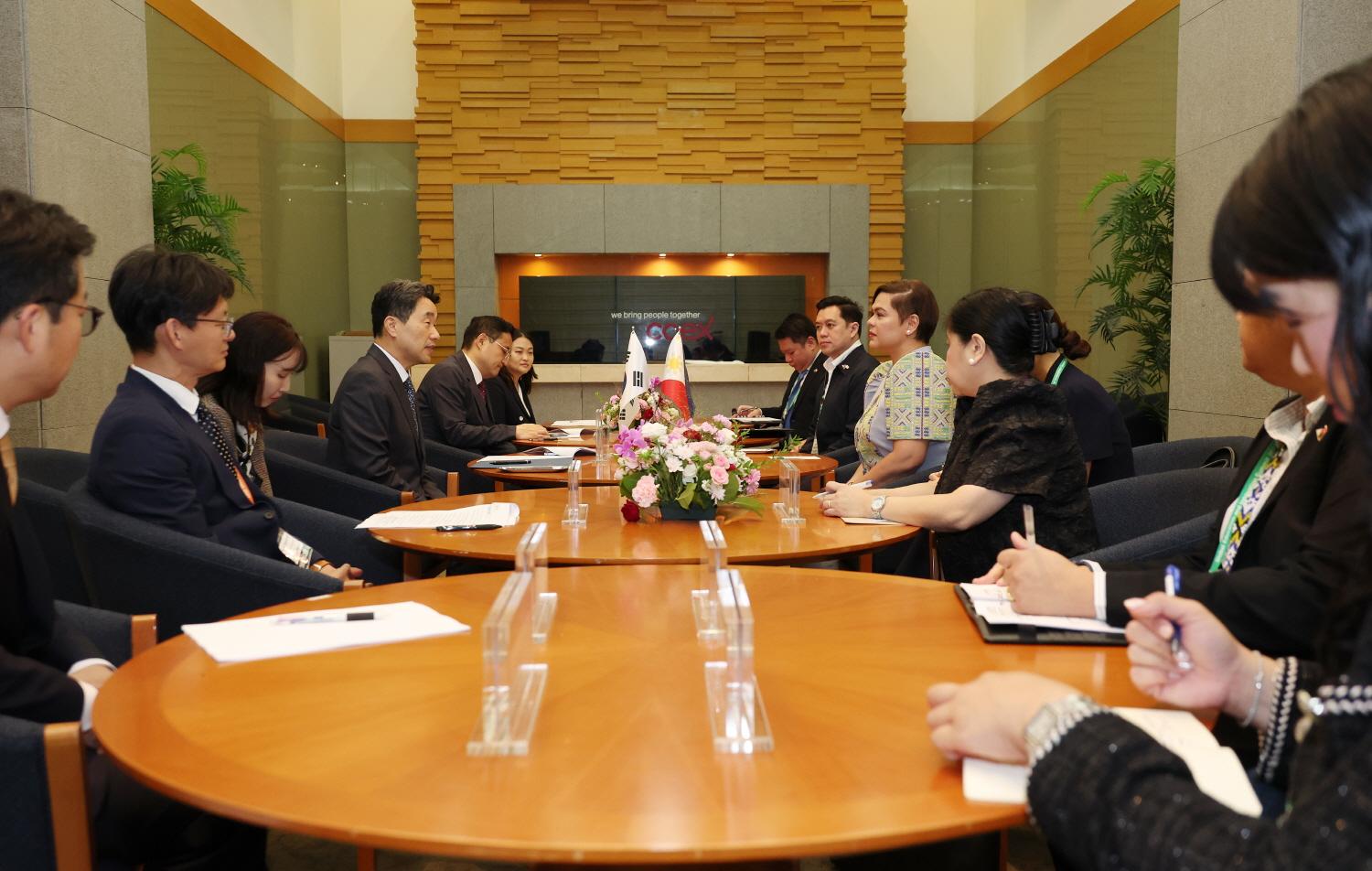 Bilateral meeting with Vice President of the Philippines (4)