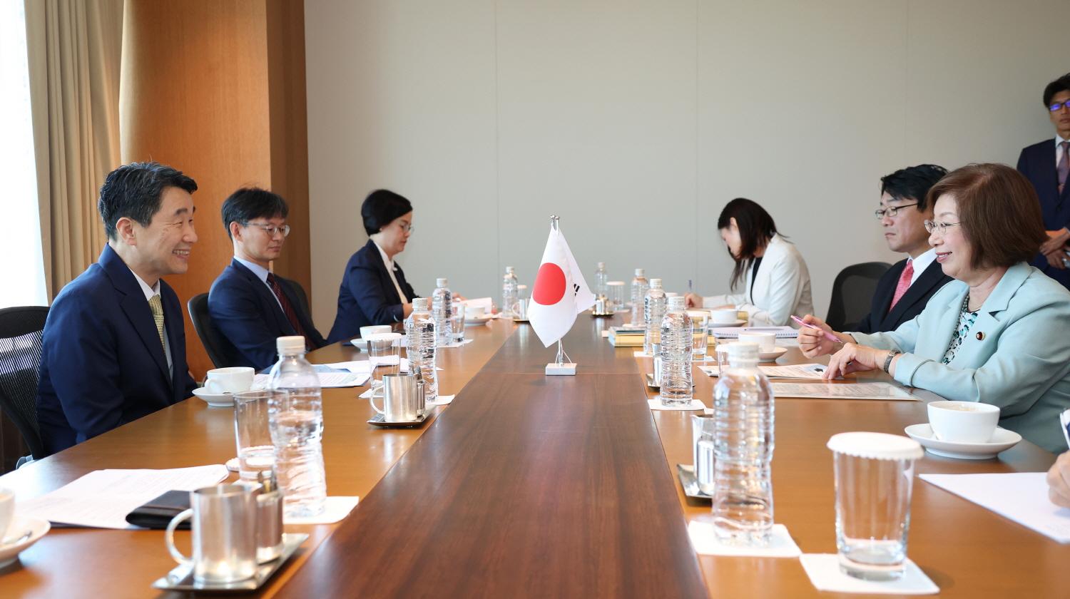 Discuss Bilateral Education Cooperation (4)