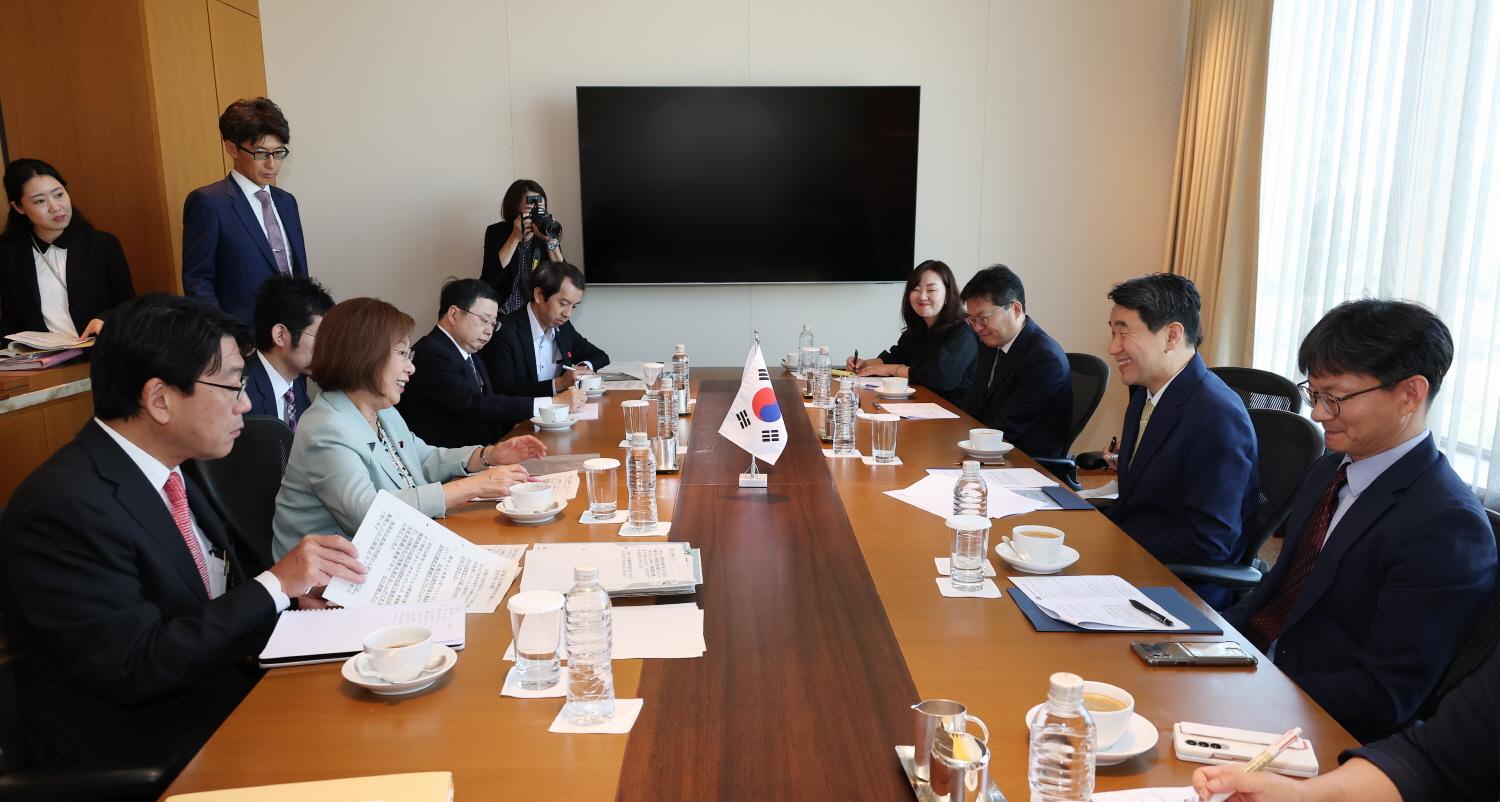 Discuss Bilateral Education Cooperation (6)