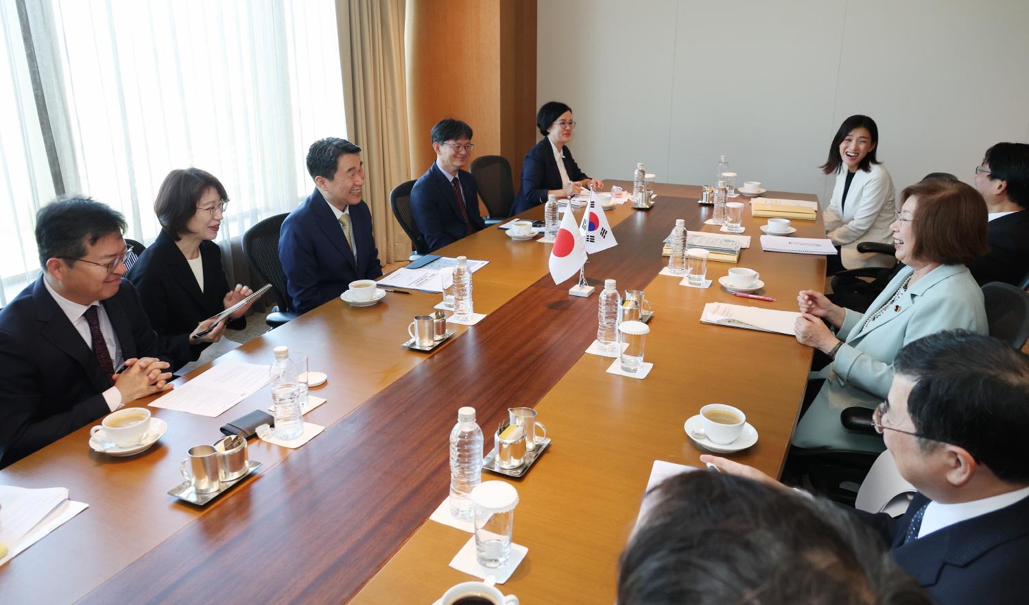 Discuss Bilateral Education Cooperation (8)