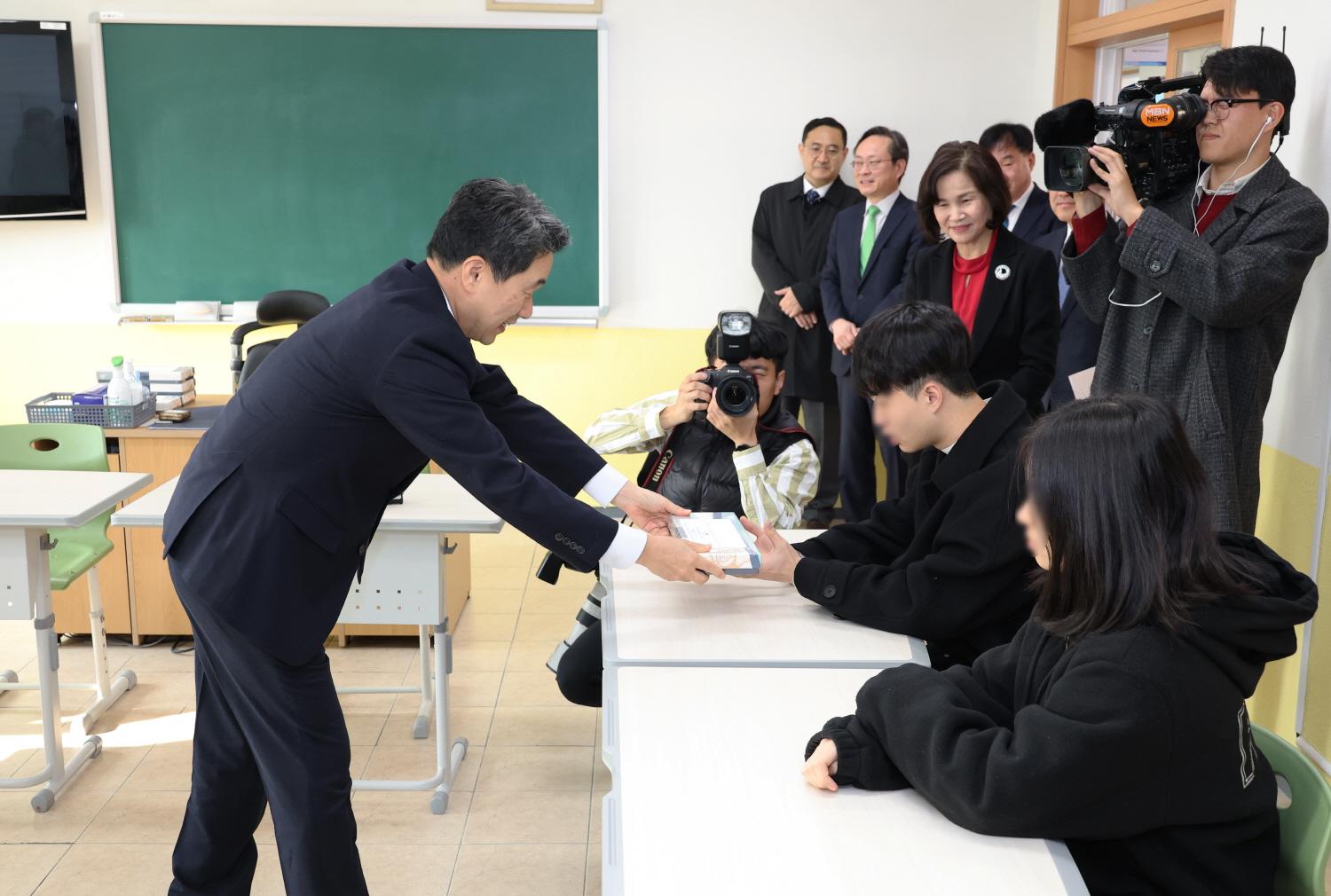 231115_시각장애 수능응시생 격려 (2).jpg
